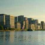 ЖК NOW, вид с причала на корпуса, отражение в воде, Нагатинская пойма