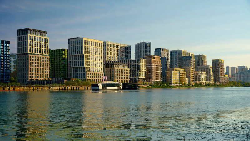 ЖК NOW, закатный вид с причала, корпуса кофейно-бежевого цвета, Нагатинская пойма