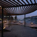 Вечерняя зона отдыха на набережной Ривер Парка, скамейки и подсветка, Нагатинский затон, Москва