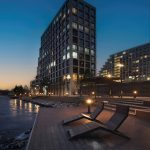 Вечерняя лаунж-зона на набережной Ривер Парка, уличная мебель и приглушенный свет, Нагатинский затон