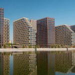 Вид с воды на ЖК Ривер Парк и новый мост, отражение корпусов в Москве-реке, Нагатинский затон