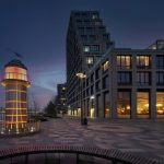 Вечерний маяк и силуэт ЖК Ривер Парк, отражение огней в воде Нагатинского затона, ЮАО