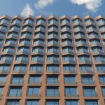 Фрагмент фасада ЖК Ривер Парк, клинкерный кирпич и панорамное остекление, Нагатинский затон