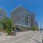 Двор на стилобате ЖК Ривер Парк, приподнятая над уровнем земли зеленая зона, детские площадки, Нагатинский затон