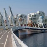 Вантовый мост через Нагатинский затон, изогнутый как полумесяц, вечерняя подсветка, Москва