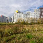 ЖК Румянцево-Парк на фоне пустыря и частного сектора, вид на корпус 30к3
