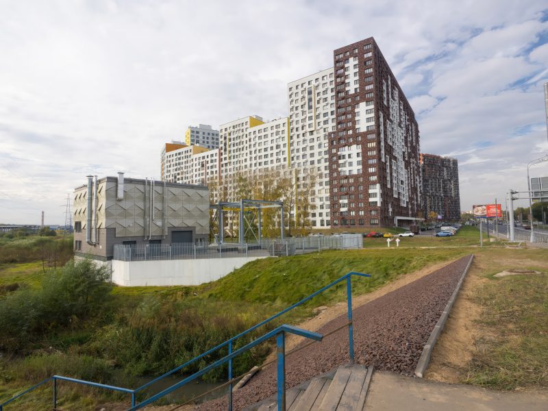 Вид на 22-этажный корпус ЖК Румянцево-Парк через пустырь и поле, Новая Москва