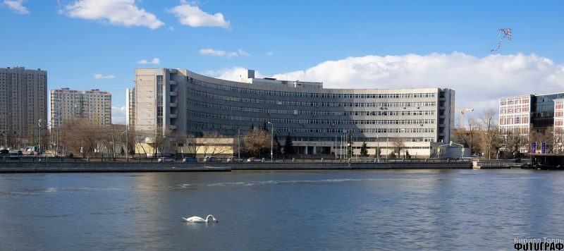 Академия водного транспорта, дугообразный фасад, дерево на балконе, Новоданиловская набережная 2к1