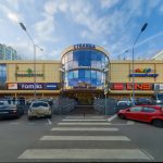 ТЦ Столица, фасад с машинами перед входом, Солнцевский проспект