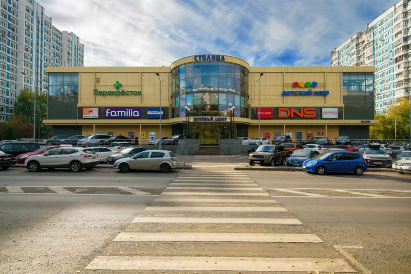Фасад ТЦ Столица, Солнцевский проспект 21, с припаркованными автомобилями, Москва