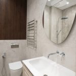 Общий вид совмещенного санузла в светлых тонах. Проект ремонта квартиры под ключ в Мытищах.