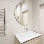 Ванная комната с душевой кабиной. Фотография показывает организацию пространства и хранения.