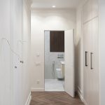 Съемка прихожей и коридора с белыми встроенными шкафами-купе. Практичный интерьер для квартиры.