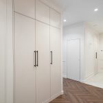 Еще один ракурс прихожей. Фотография демонстрирует качество изготовления и монтажа встроенной мебели.