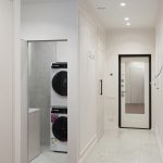 Детальная фотосъемка фасада шкафа-купе в прихожей. Внимание к мелочам при ремонте.