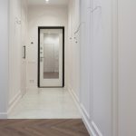 Организация пространства у входа: зеркало и полка. Пример удобного интерьера от строительной фирмы.