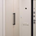 Завершающий кадр съемки входной группы. Гармоничный интерьер прихожей в новостройке Подмосковья.