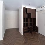 Внутреннее наполнение встроенного шкафа с подсветкой. Пример качественной работы мебельщиков.