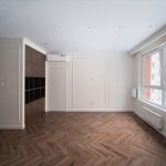 Деталь окна: штора, подоконник. Фотограф обращает внимание на качество отделочных работ.