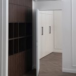 Завершающий кадр съемки основной комнаты. Интерьер с встроенной мебелью готов к сдаче заказчику.