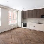 Фото красивого темного паркета в сочетании со светлой мебелью. Работа фотографа Кирилла Толля.