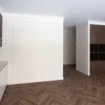 Угловая съемка кухонной зоны. Показывает функциональность и эргономику гарнитура.