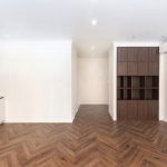 Уютный уголок гостиной с креслом и торшером. Деталь, создающая атмосферу в интерьере.