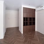 Функциональность встроенной мебели: шкаф в открытом и закрытом состоянии. Фото для каталога.