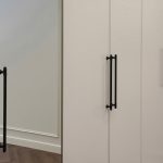 Деталь встроенного шкафа в маленькой комнате. Фотография для демонстрации качества мебели.