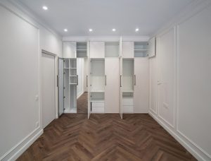 Рабочая зона у окна в малой комнате. Естественное освещение, минималистичный интерьер.