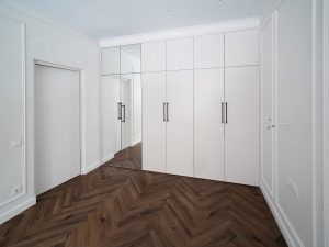 Малая комната с выходом на балкон. Интерьер в скандинавском стиле, светлые тона.