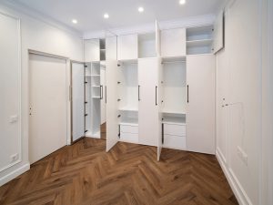 Общий вид малой комнаты, которая может служить спальней или кабинетом. Компактно и стильно.