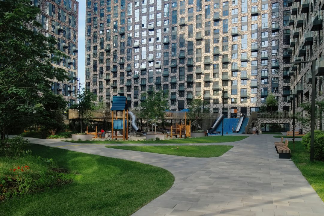 Еще один ракурс благоустроенной территории ЖК Level Причальный