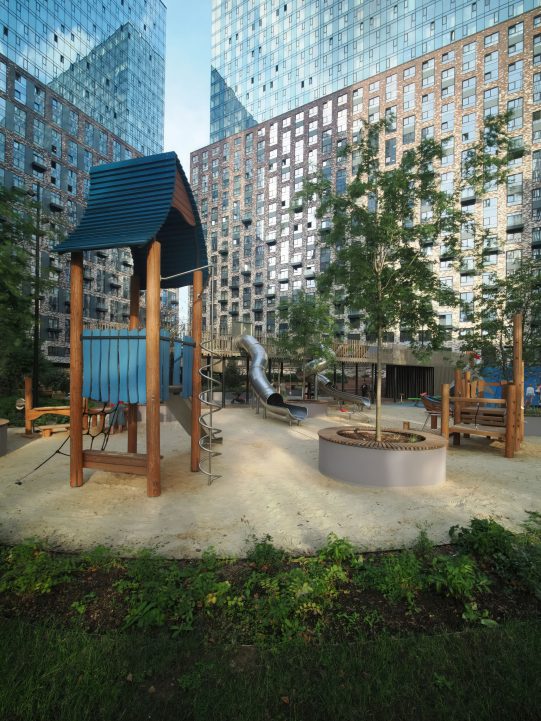 Прогулочная зона во дворе жилого комплекса: пешеходные дорожки и озеленение