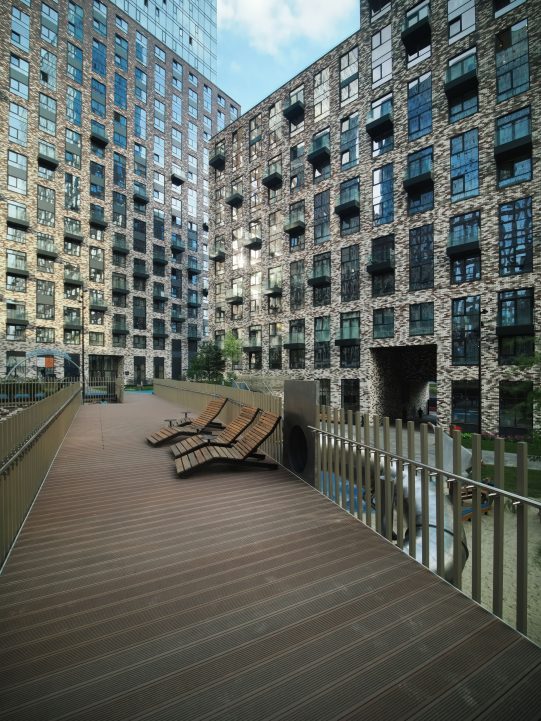 Архитектурные элементы двора жилого комплекса: дизайн и функциональность