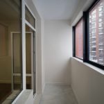 Интерьер комнаты с балконом. Дверь на балкон как часть композиции. Съемка в Датском квартале.