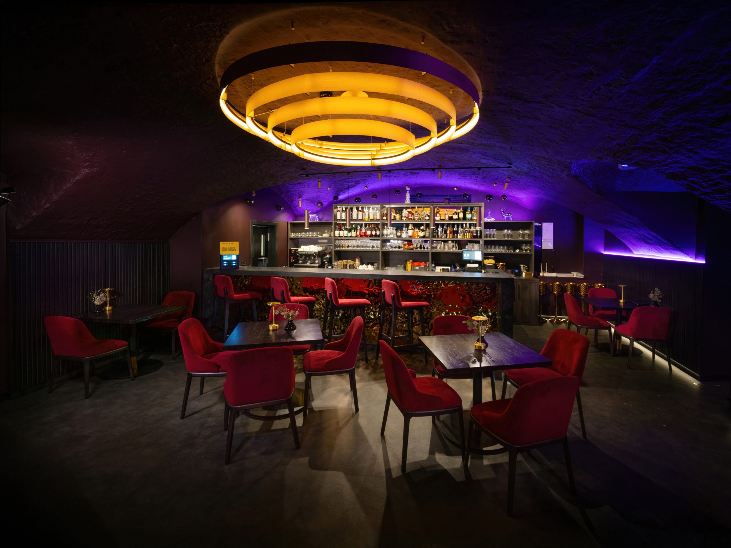 Главный зал бара в темноте — исходная проблема клиента Фотография основного зала бара с барной стойкой