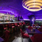 Игра света и тени в интерьере бара