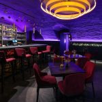 Обработанная фотография освещенной барной стойки