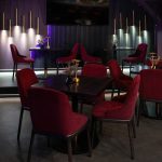 Вид на барную стойку из глубины зала