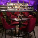 Кресла и столики в баре