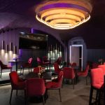 Общий вид бара с кирпичным потолком