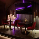 Деталь кирпичной стены и освещения