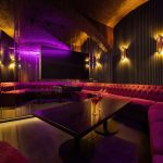 Кирпичные своды потолка в баре с неоновой подсветкой. Москва, Раушская наб, д. 4/5 стр. 1