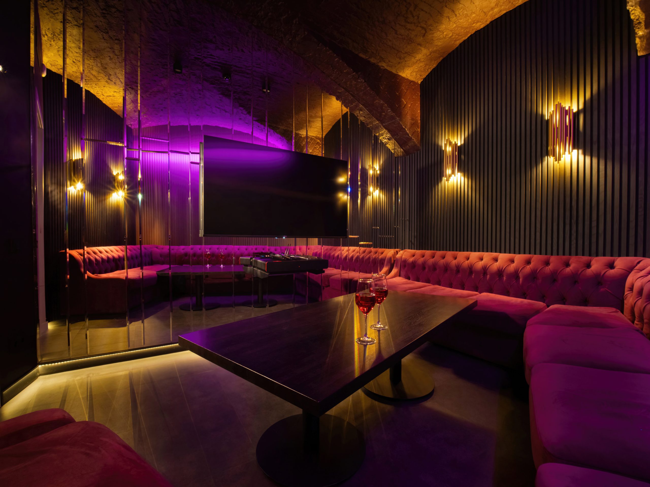 Исторические своды, освещённые современным неоном Кирпичные своды потолка в баре с неоновой подсветкой