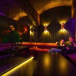 Арка и сводчатый потолок в баре