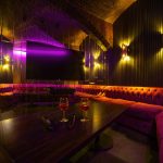 Диван и столик в комнате для отдыха