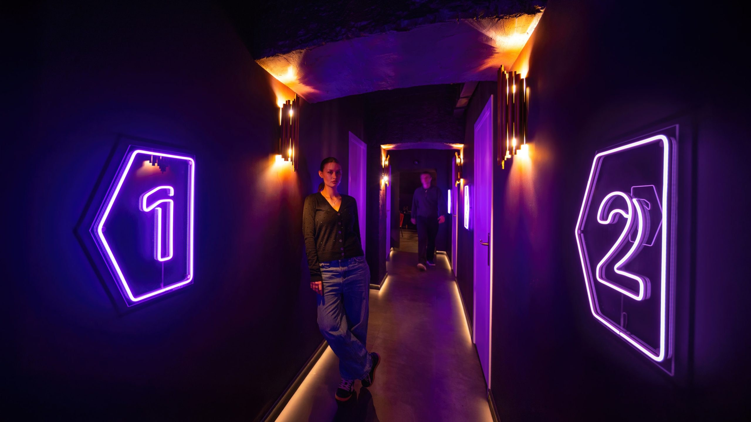 Караоке-зона: дверь-призрак удалена в процессе ретуши Комната караоке-бара с экраном и столиками