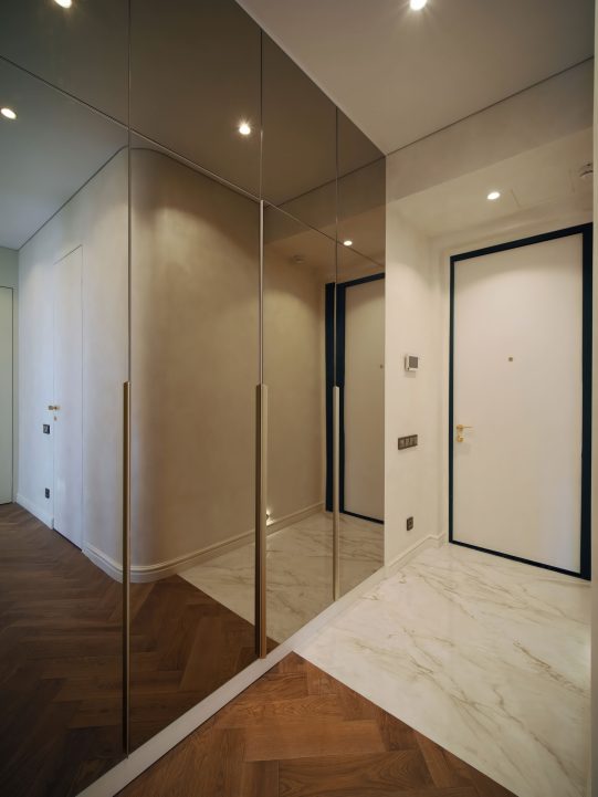 Прихожая трехкомнатной квартиры в ЖК Level Причальный: первое впечатление от интерьера