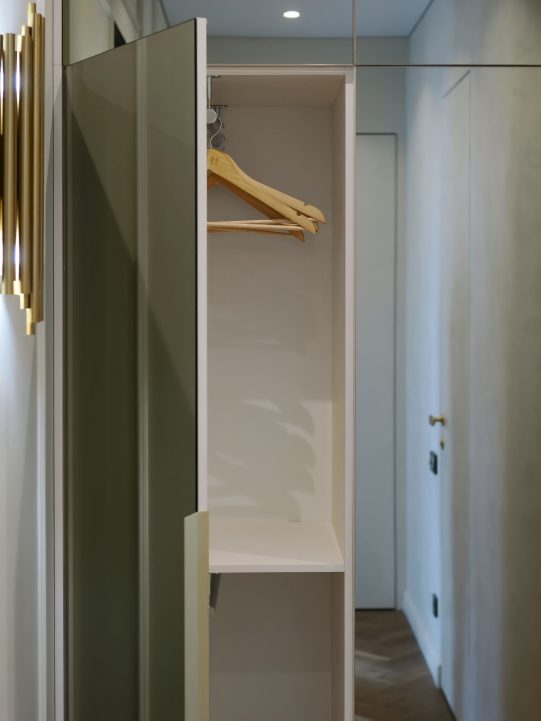 Третий вид прихожей: освещение и детали интерьера входной зоны